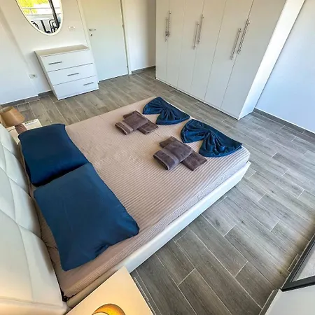 504 Christian Egnatia Apartament